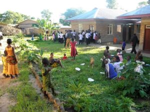 [cml_media_alt id='2687']Alcune persone davanti alla sede di Mkomanile[/cml_media_alt]