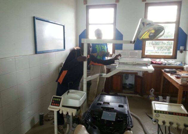 Montaggio riunito odontoiatrico presso il Rural Health Centre di Nyololo